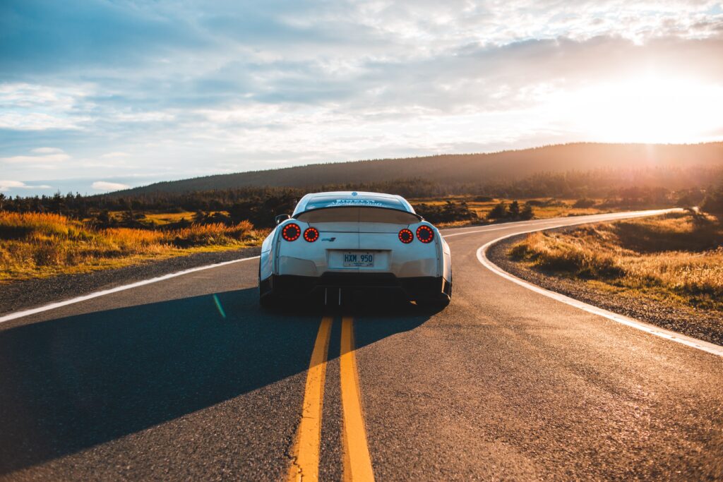 夕日に向かって走る車